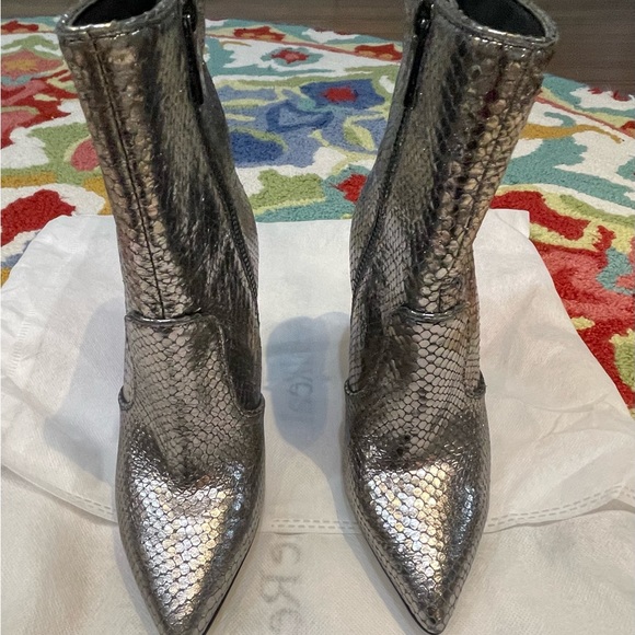 Michael Kors Blaine Metallic Embossed Leather in silver. - Picture 2 of 4